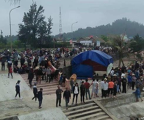 Tìm thấy thi thể hai cha con bị sóng cuốn mất tích 4 ngày trước ảnh 1