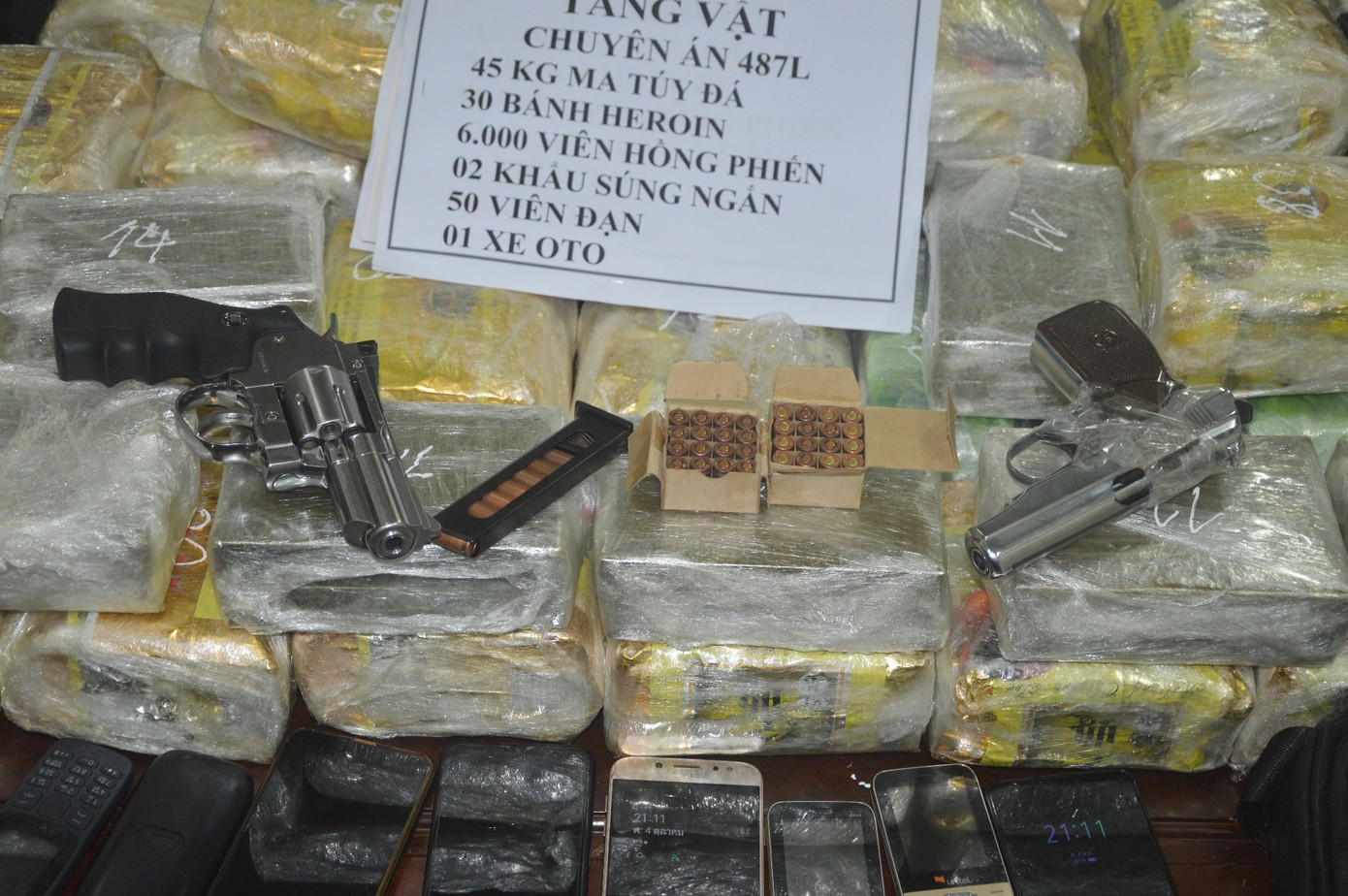 6 người nước ngoài mang theo súng đạn vận chuyển 30 bánh heroin, 45 kg ma túy ảnh 2
