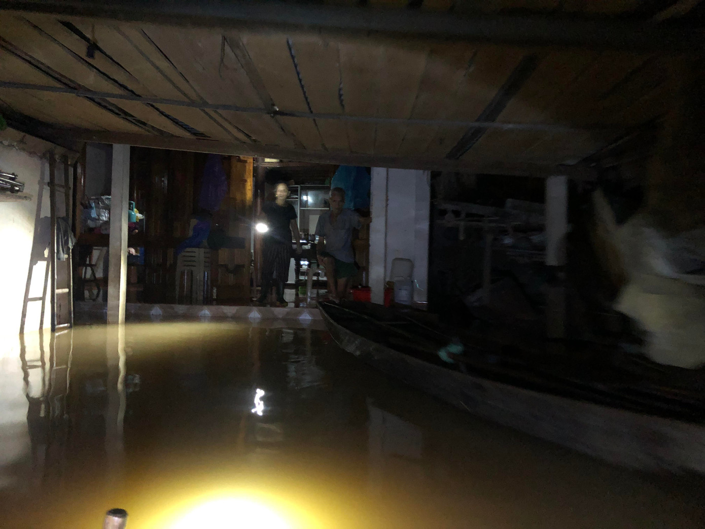 Cơ cực cuộc sống ở vùng lũ: Ba đêm thức trắng trên gác nhà chờ nước rút ảnh 3