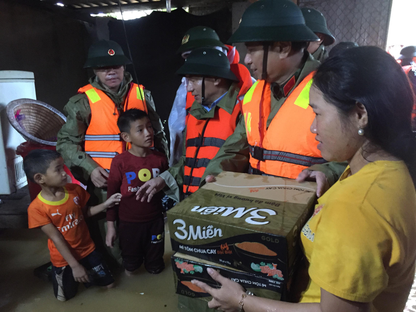 Vận chuyển mì tôm, lương khô vào cứu trợ người dân rốn lũ ảnh 7