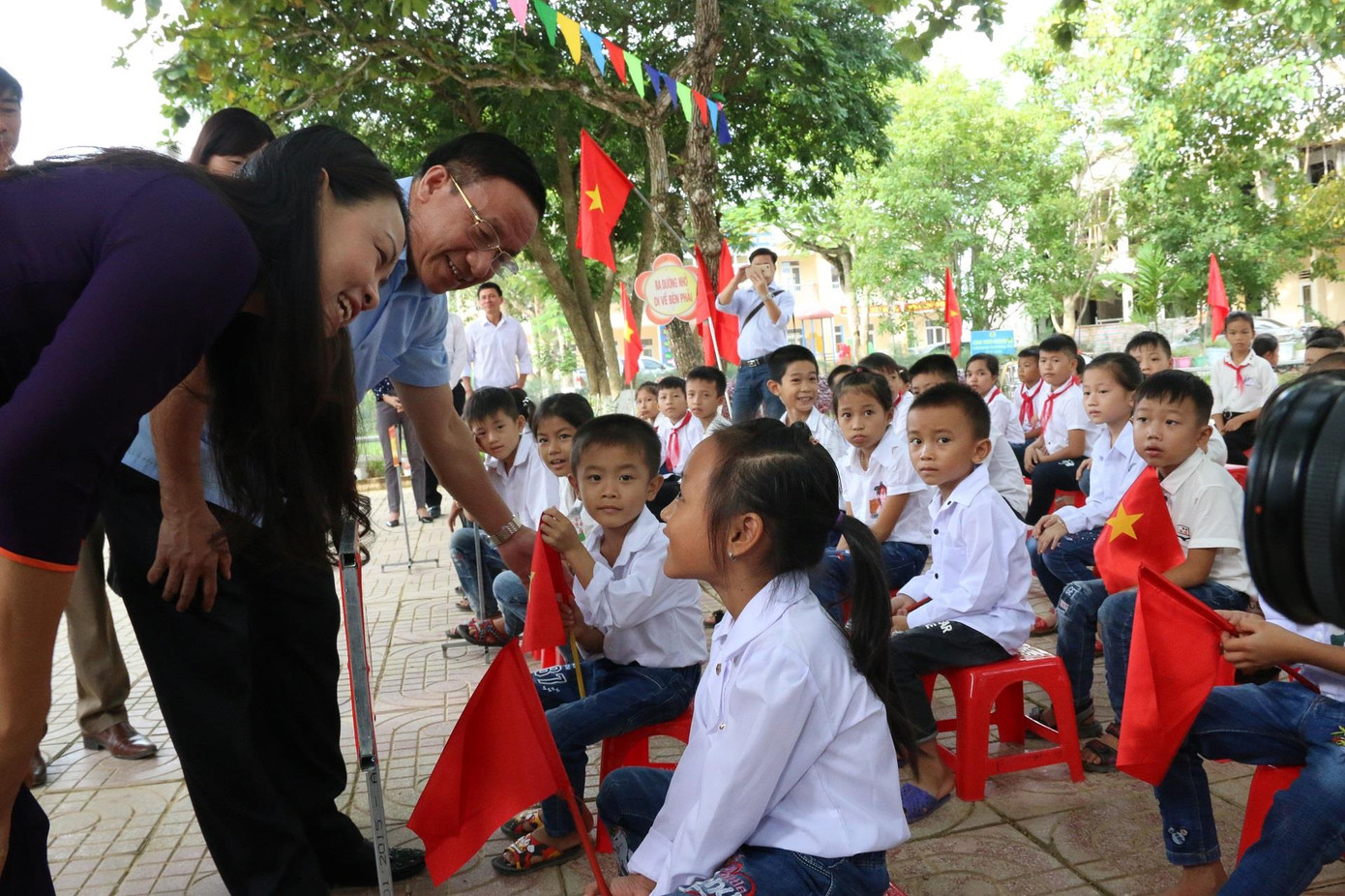 Niềm vui ngày tựu trường của học sinh vùng lũ ảnh 4