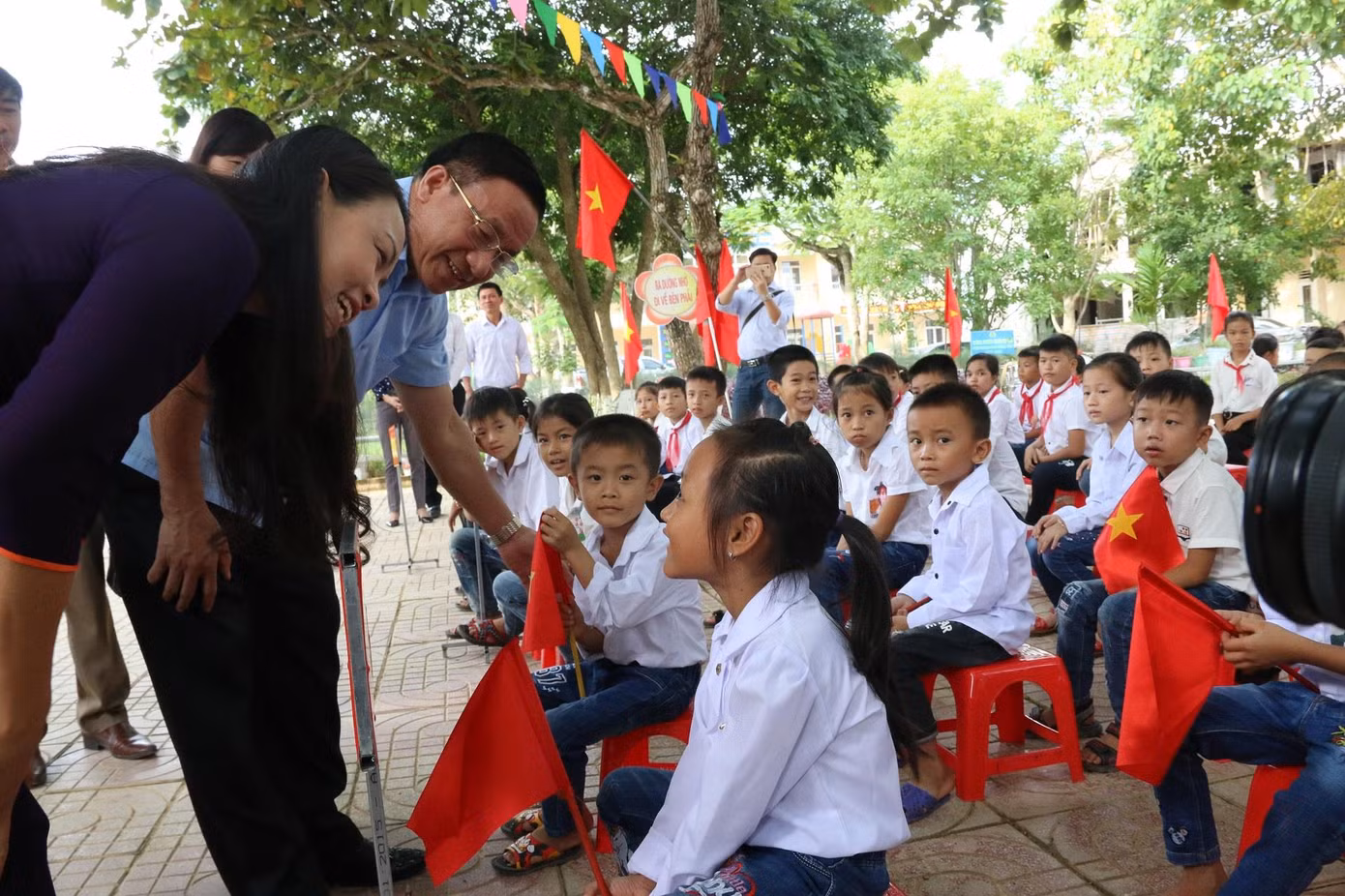 Niềm vui ngày tựu trường của học sinh vùng lũ ảnh 4