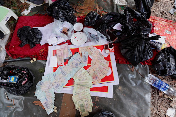 Hàng chục con bạc nhảy xuống hố ẩn nấp khi bị cảnh sát đột kích ảnh 2