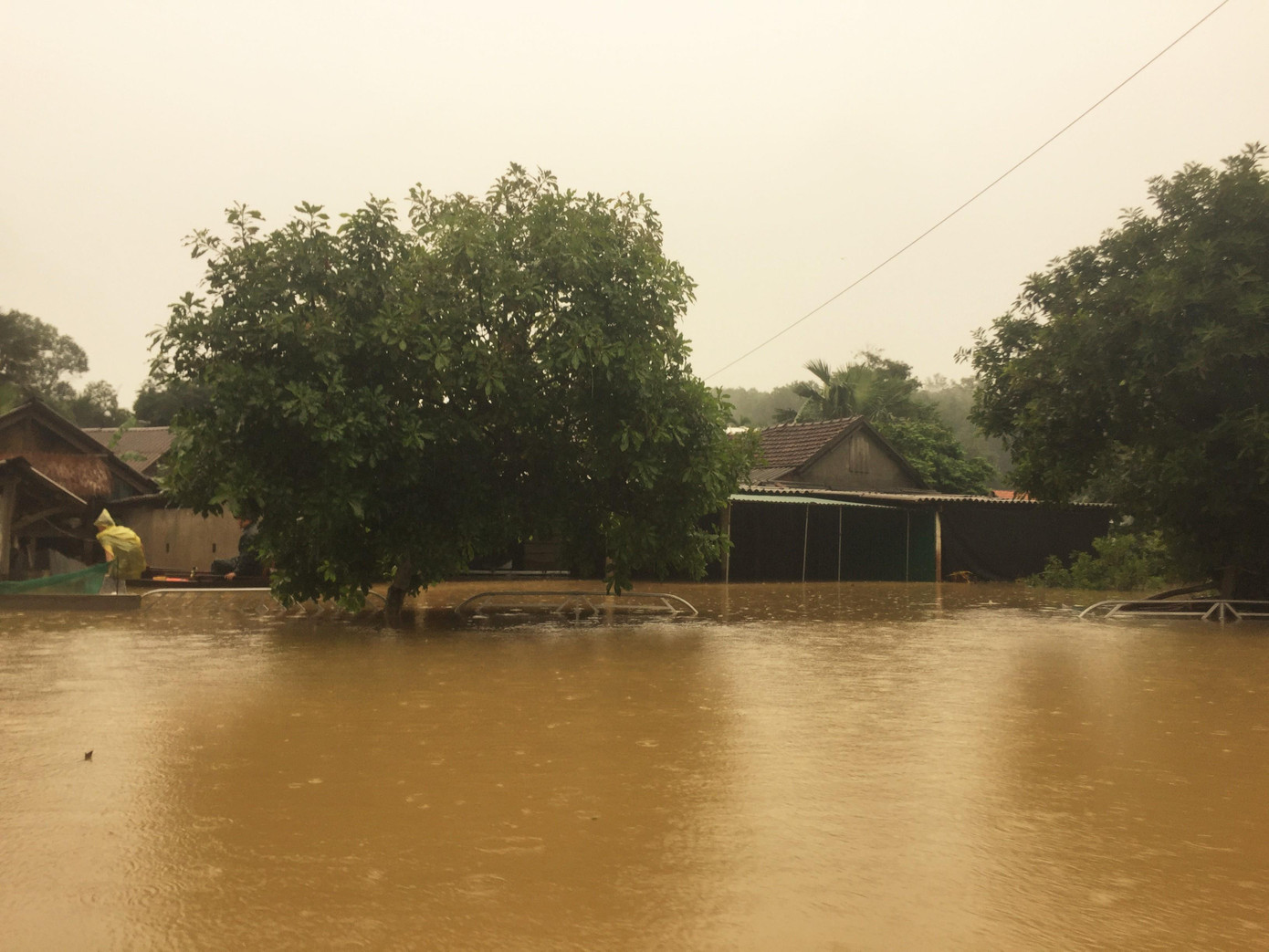 Nước ngập sâu tận nóc, dân vùng lũ ngồi mái nhà chờ nước rút ảnh 8