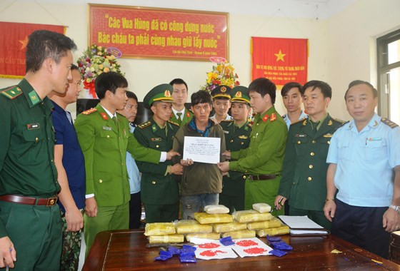 Bắt đối tượng người Lào vận chuyển 60.000 viên ma túy ảnh 1