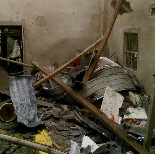 Nghi pháo tự chế phát nổ làm bay mái nhà, 5 người thương vong ảnh 1