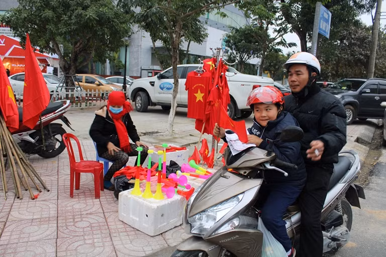Hà Tĩnh ngập tràn sắc đỏ trước trận chung kết AFF Cup ảnh 10