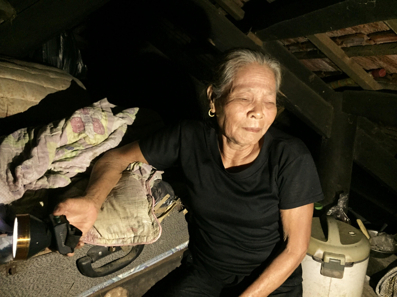 Cơ cực cuộc sống ở vùng lũ: Ba đêm thức trắng trên gác nhà chờ nước rút ảnh 1