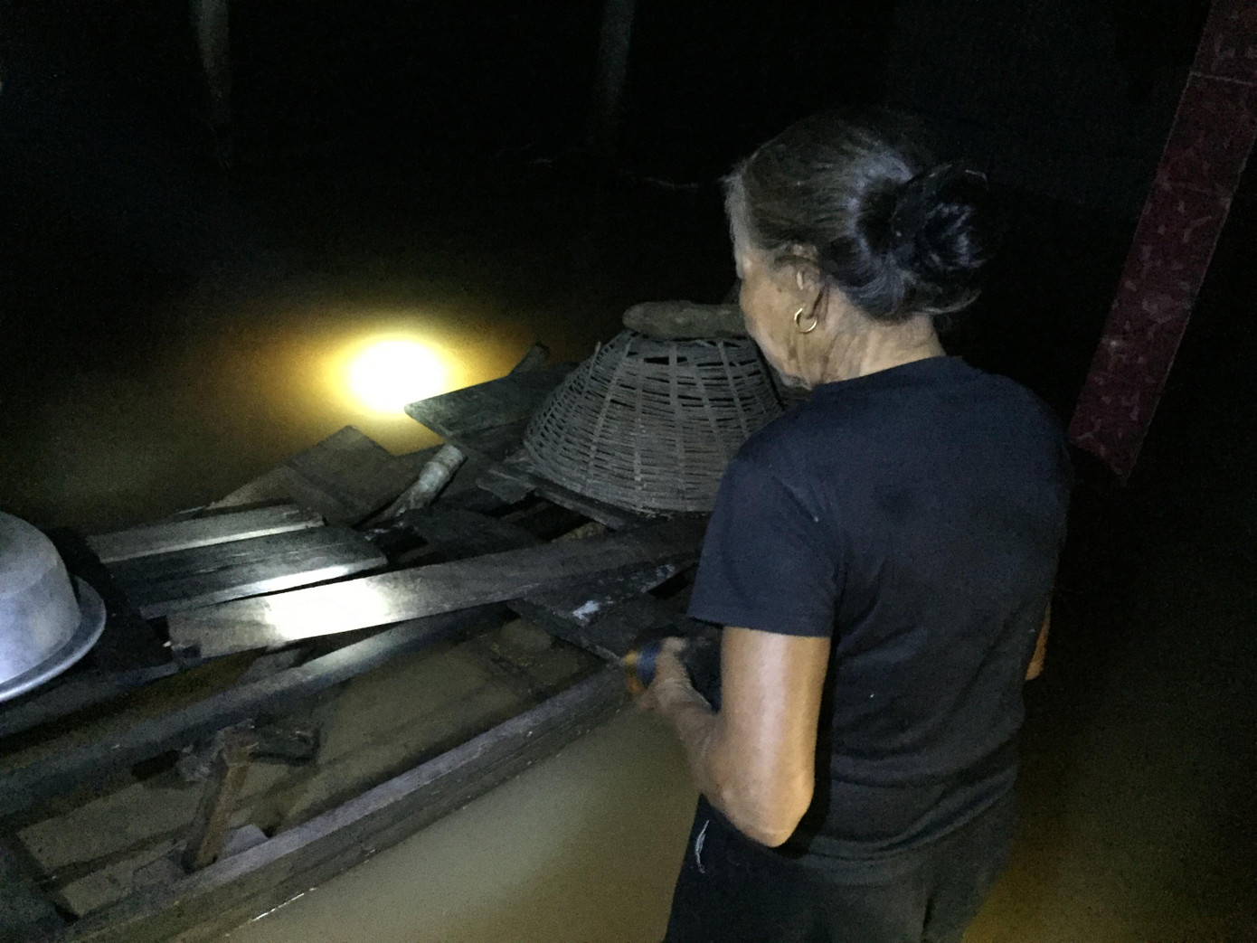 Cơ cực cuộc sống ở vùng lũ: Ba đêm thức trắng trên gác nhà chờ nước rút ảnh 9