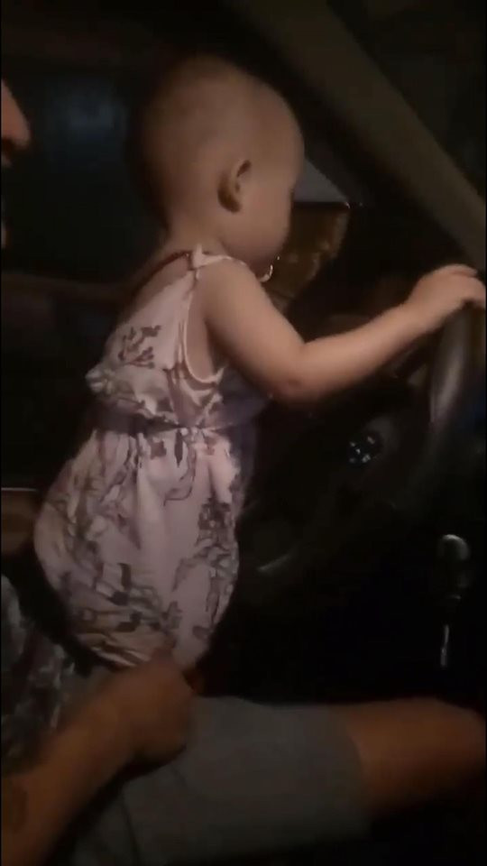 Truy tìm lái xe cho bé gái cầm vô lăng lái xe đi chơi Trung thu ảnh 1