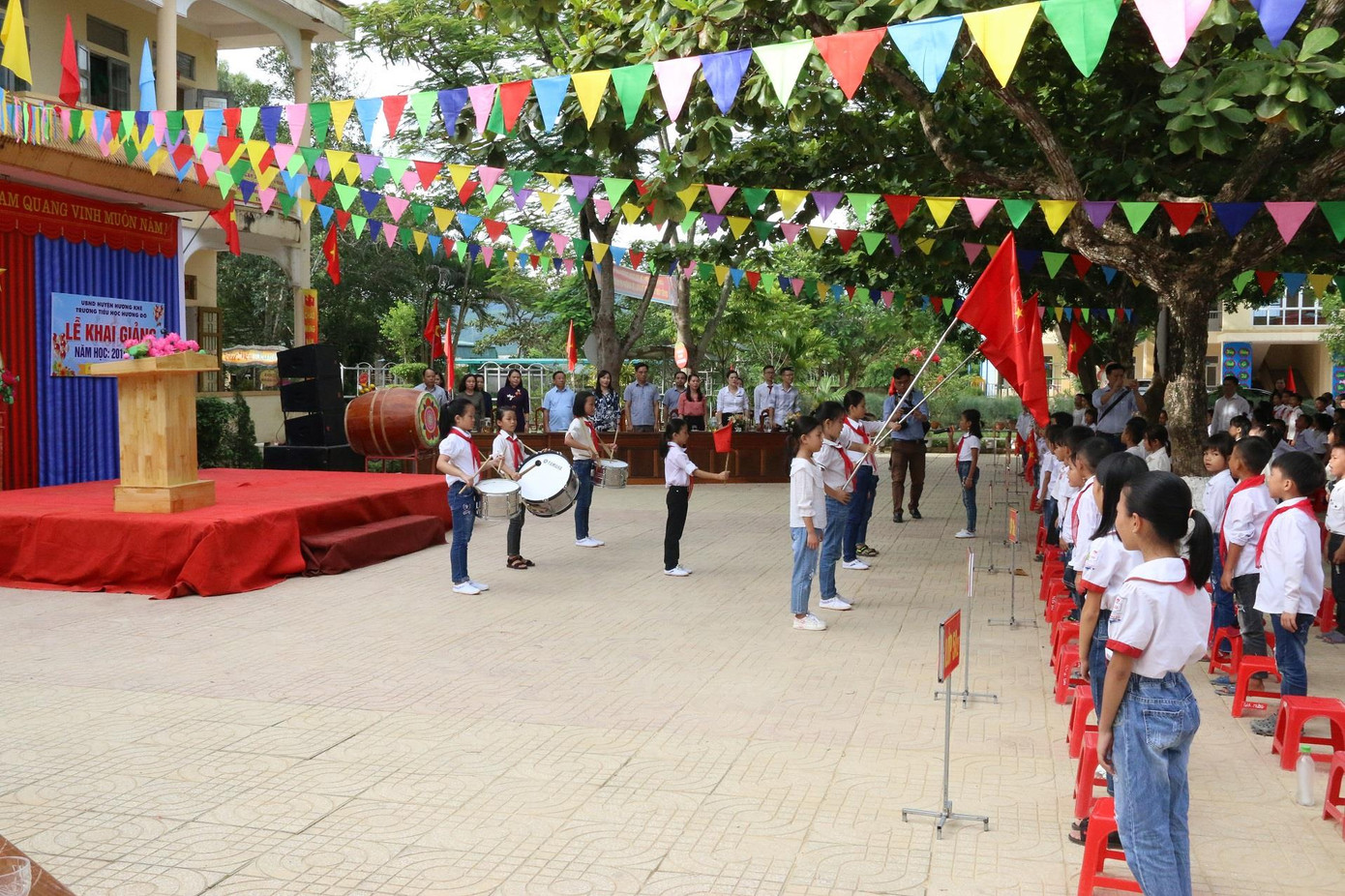 Niềm vui ngày tựu trường của học sinh vùng lũ ảnh 6