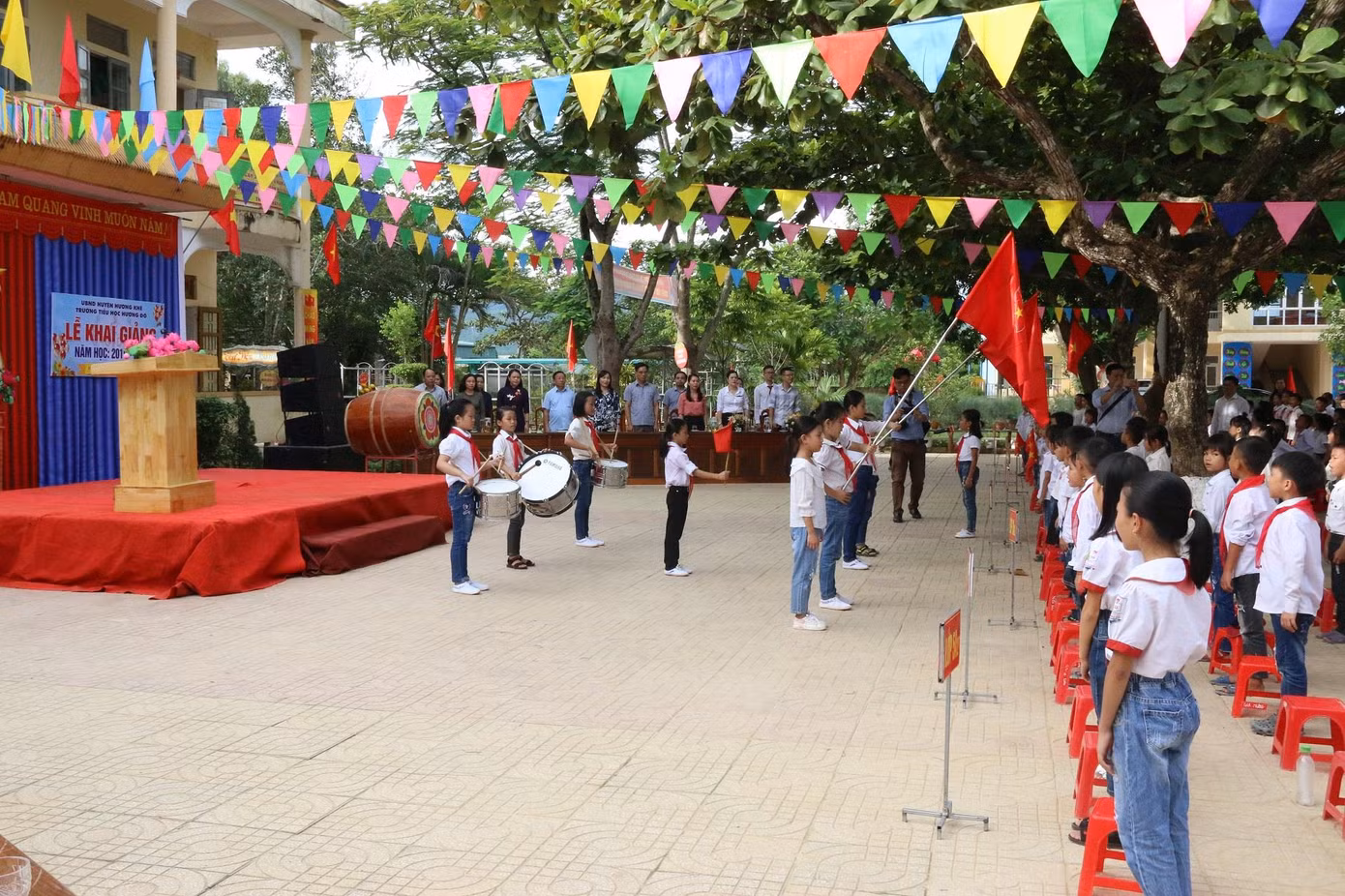 Niềm vui ngày tựu trường của học sinh vùng lũ ảnh 6