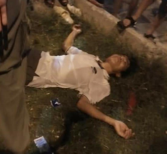 Người đàn ông bị điện giật bất tỉnh khi bế con chơi đu quay ở công viên ảnh 1