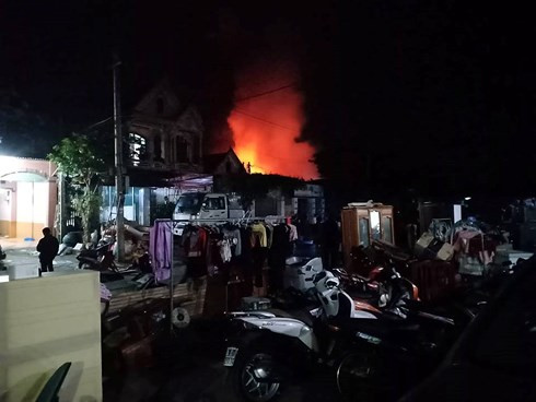 Lửa cháy lan trong đêm, thiêu rụi nhiều nhà dân ảnh 2
