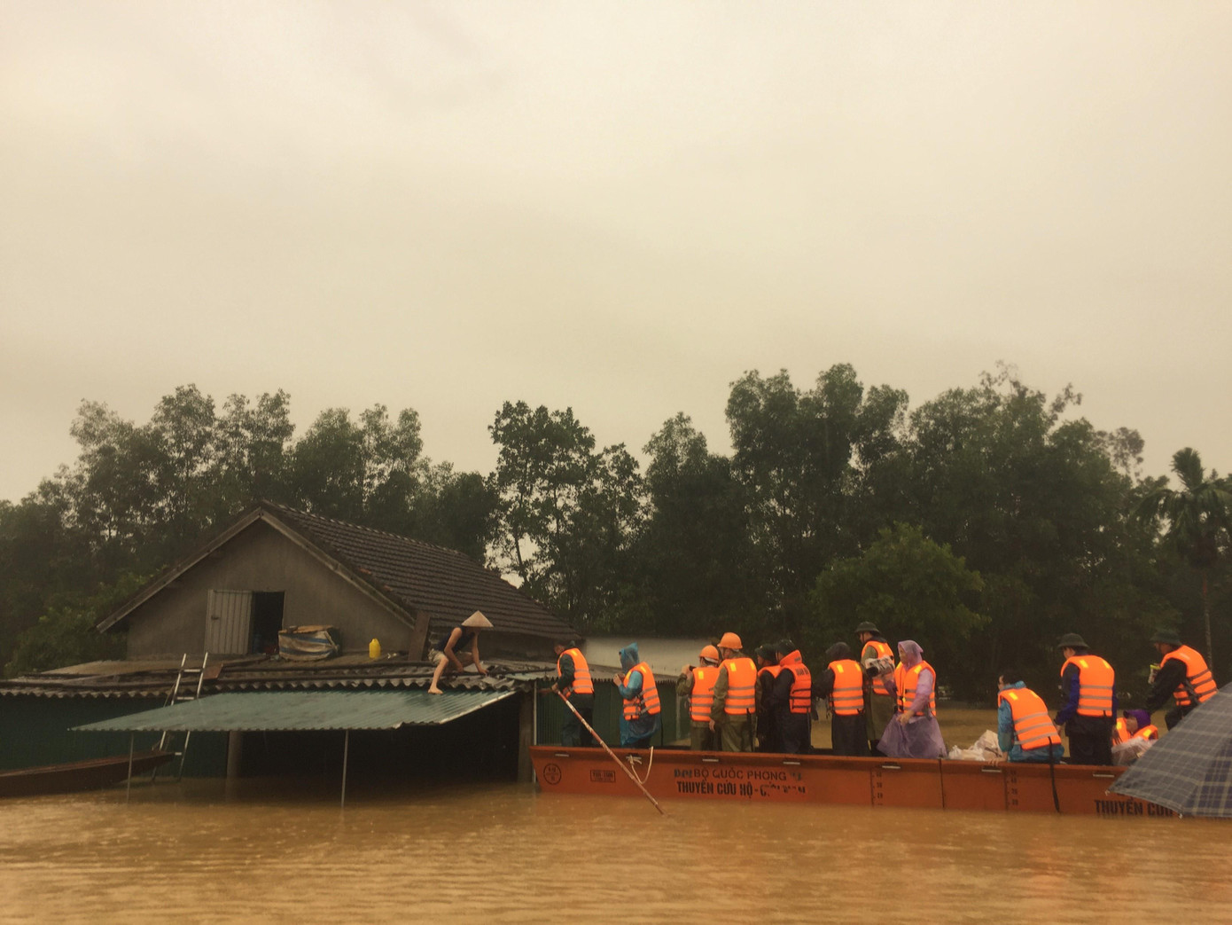 Nước ngập sâu tận nóc, dân vùng lũ ngồi mái nhà chờ nước rút ảnh 10