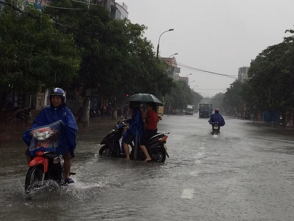Mưa thâu đêm, nhiều tuyến đường TP Hà Tĩnh ngập nặng ảnh 6