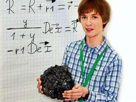 Thần đồng Nico Marquardt và các công thức tính toán về vụ va chạm của hành tinh Apophis với trái đất. Ảnh : Bild