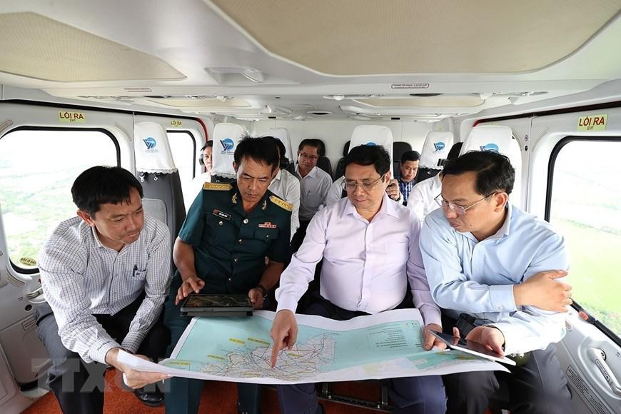 Thủ tướng Phạm Minh Chính khảo sát vùng Đồng bằng sông Cửu Long từ trên cao. (Ảnh: Dương Giang/TTXVN) Thủ tướng Phạm Minh Chính khảo sát vùng Đồng bằng sông Cửu Long từ trên cao. (Ảnh: Dương Giang/TTXVN)
