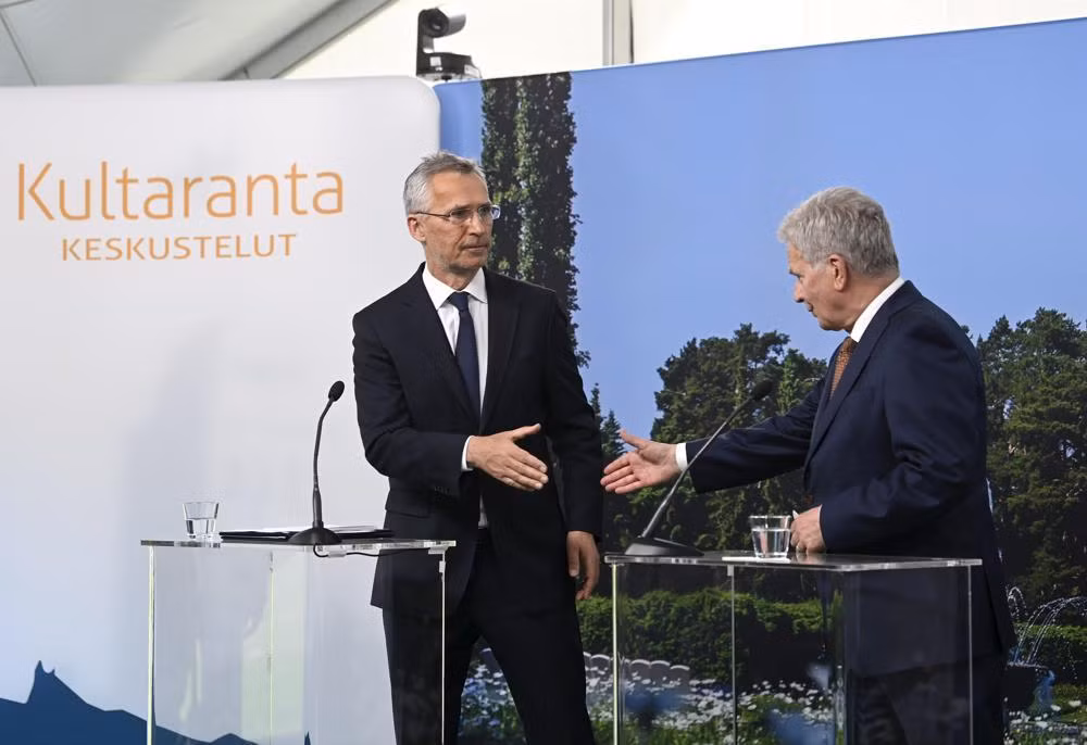 Tổng thống Phần Lan Sauli Niinisto (phải) gặp Tổng thư ký NATO Jens Stoltenberg hôm 12/6. Ảnh: AP
