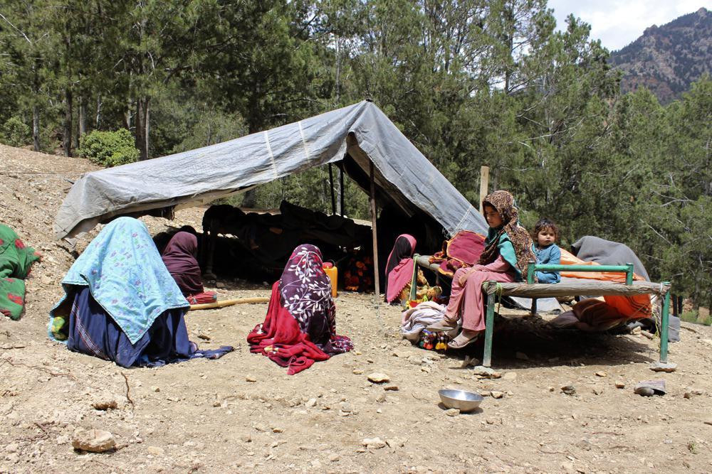 Mất nhà, nhiều người phải sinh hoạt trong những túp lều tạm bợ. Ảnh: AP Mất nhà, nhiều người phải sinh hoạt trong những túp lều tạm bợ. Ảnh: AP