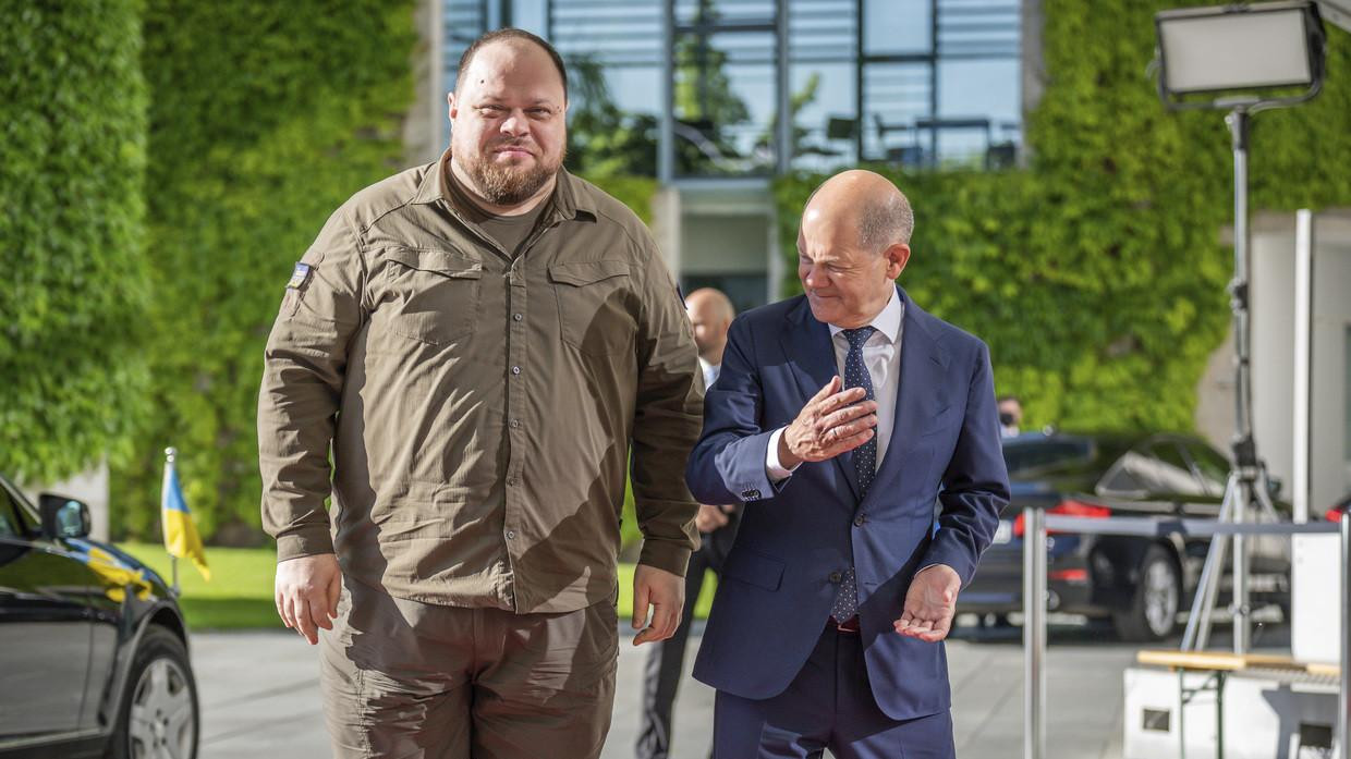 Chủ tịch Quốc hội Ukraine Ruslan Stefanchuk (trái) và Thủ tướng Đức Olaf Scholz (phải) gặp nhau tại Berlin hôm 3/6. Ảnh: AP