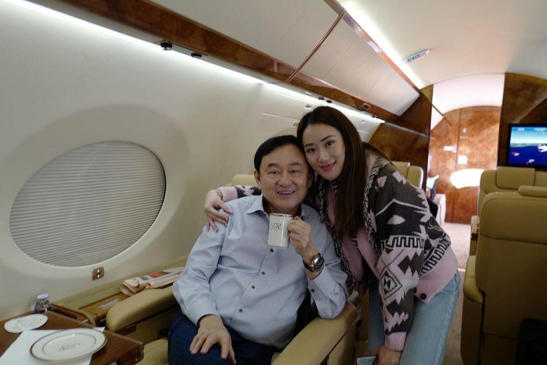 "Làm sao mà tôi có thể không tự hào về cha tôi sau tất cả những gì ông ấy đã làm cho đất nước này?", Paetongtarn nói. "Nhờ có ông ấy, tôi không những không sợ bị chỉ trích mà còn xem đó là cơ hội để tiến bộ." Ảnh: Instagram "Làm sao mà tôi có thể không tự hào về cha tôi sau tất cả những gì ông ấy đã làm cho đất nước này?", Paetongtarn nói. "Nhờ có ông ấy, tôi không những không sợ bị chỉ trích mà còn xem đó là cơ hội để tiến bộ." Ảnh: Instagram