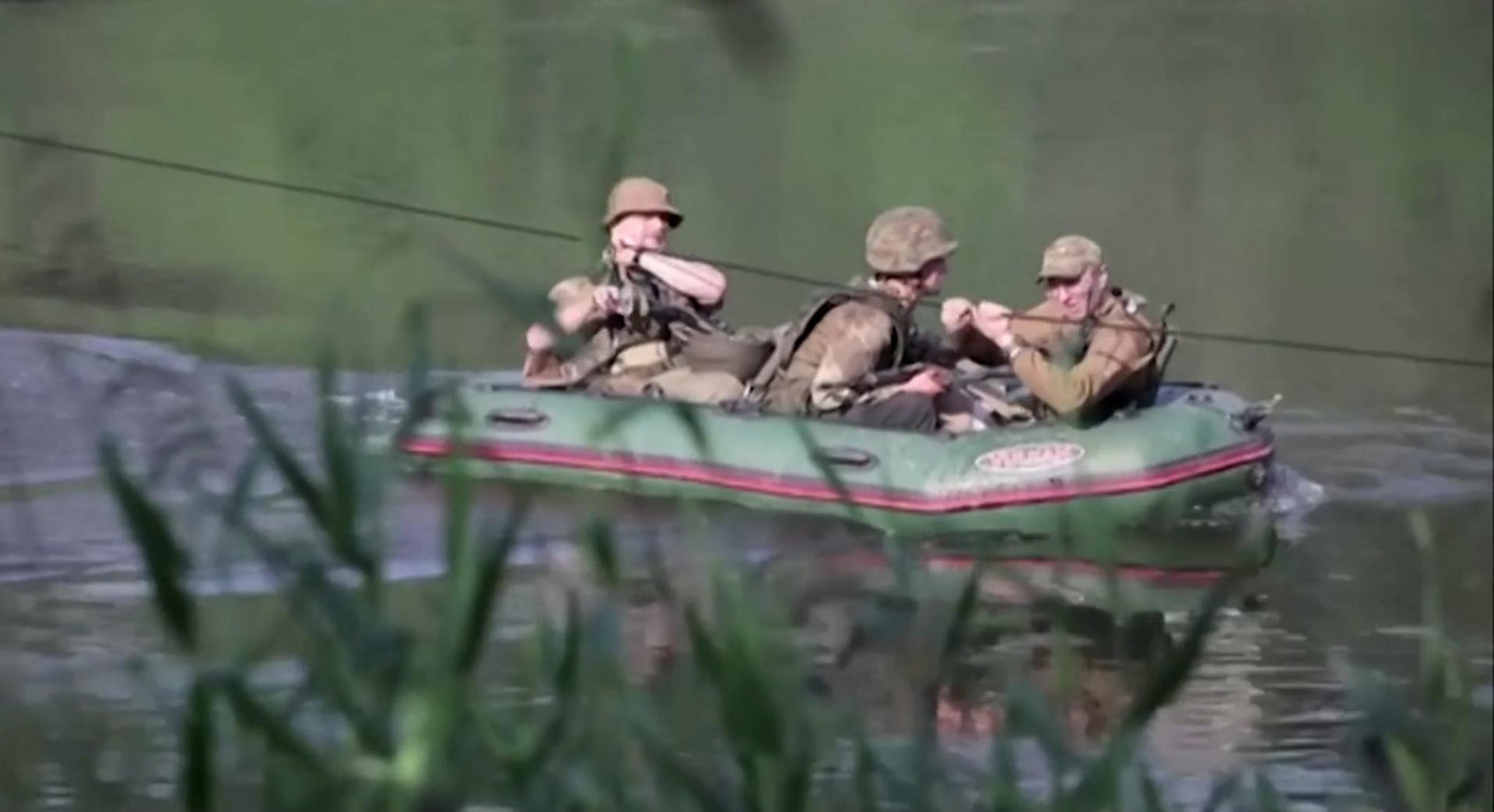 Ảnh chụp màn hình từ video được công bố bởi Reuters. Ảnh chụp màn hình từ video được công bố bởi Reuters.