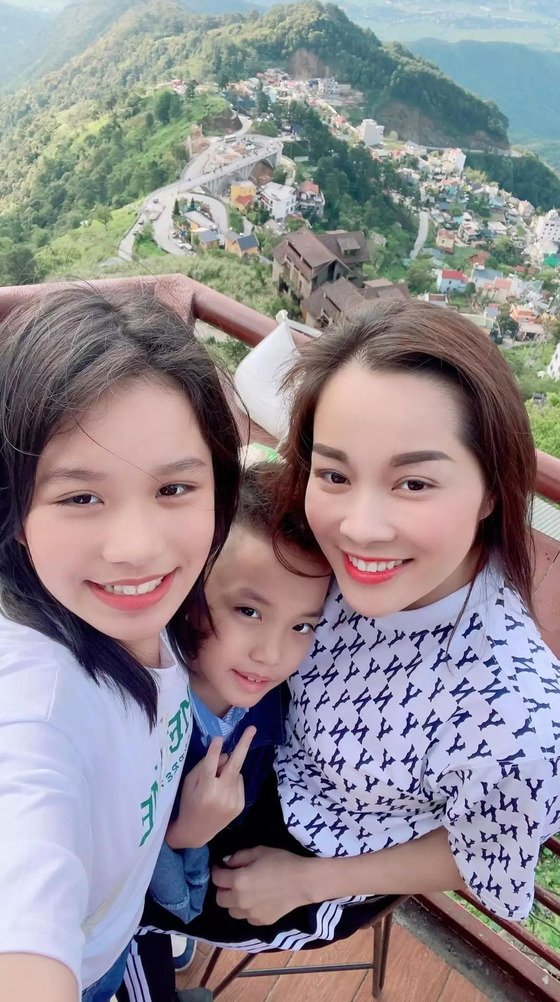 Minh Hương và 2 con trong 1 chuyến du lịch.