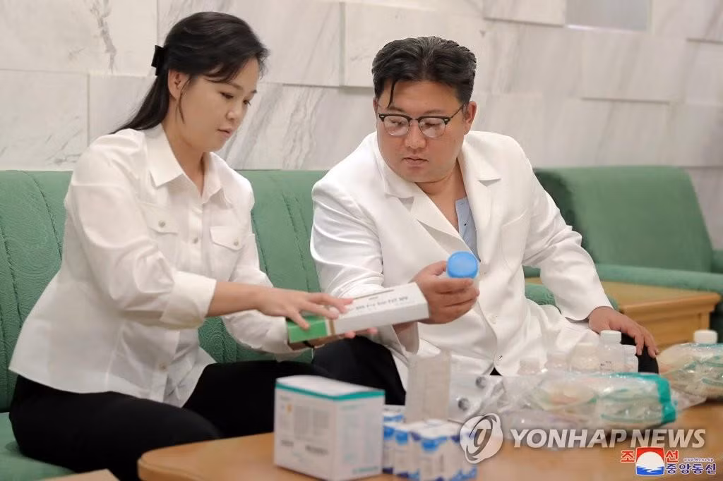 Chủ tịch Kim Jong-un cùng phu nhân chuẩn bị thuốc để gửi đến Haeju. Ảnh: Yonhap