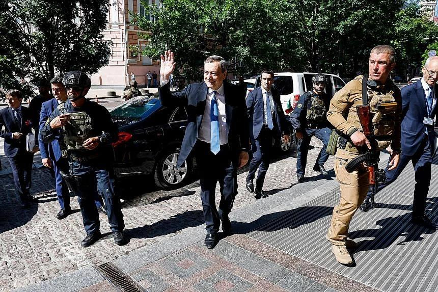 Thủ tướng Ý Mario Draghi vẫy chào phóng viên khi đến một khách sạn ở Kiev. Ảnh: Reuters