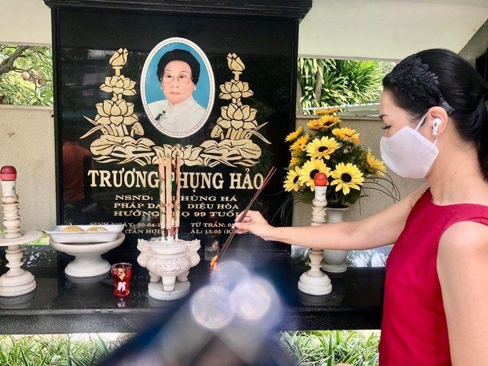 NSƯT Trịnh Kim Chi thắp hương tại mộ của NSND Phùng Há NSƯT Trịnh Kim Chi thắp hương tại mộ của NSND Phùng Há