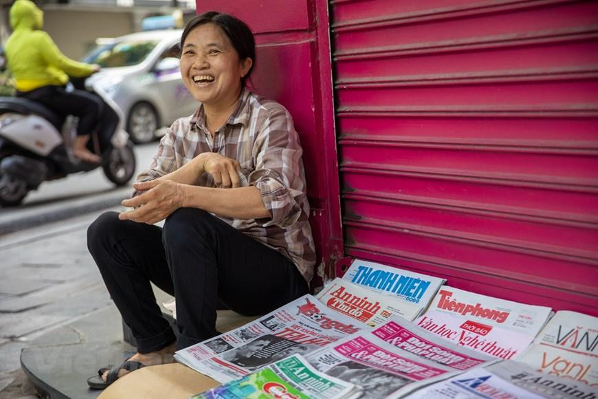Không ai dám khẳng định nhiều năm nữa liệu các sạp báo có còn tồn tại hay không. Nhưng với nhiều người dân Thủ đô, hình ảnh các sạp báo nhỏ bên vỉa hè đã trở thành một phần không thể thiếu trong văn hóa hay hồi ức về Hà Nội. (Ảnh: Hoài Nam/Vietnam+)