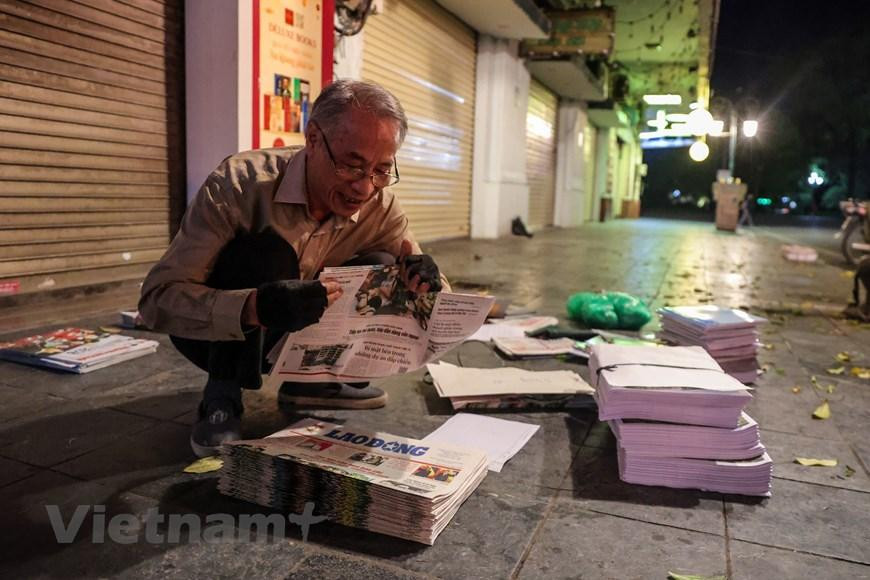 Là một trong những người đã gắn bó lâu năm với nghề phân loại và đưa báo, ông Thuần cho biết đã bắt đầu công việc này từ năm 1996 cho đến nay đã hơn 26 năm. (Ảnh: Minh Sơn/Vietnam+)