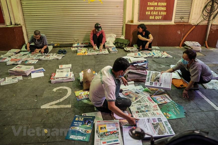 Những người tham gia công việc này chủ yếu đã lớn tuổi, về hưu. Nhiều người cho biết công việc thu nhập cũng chẳng bao nhiêu nhưng chủ yếu vì thói quen và niềm vui được gặp gỡ nhau. (Ảnh: Minh Sơn/Vietnam+)