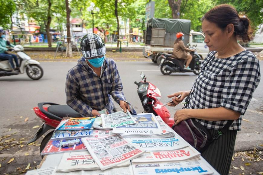 Sạp báo của chị Đàm Thị Hòa trên đường Phan Đình Phùng cũng không nằm ngoài vòng xoáy của phát triển công nghệ. Sạp báo nhỏ bên cạnh quán nước của chị trong vài năm trở lại đây chỉ bán 'cầm hơi.' (Ảnh: Hoài Nam/Vietnam+)
