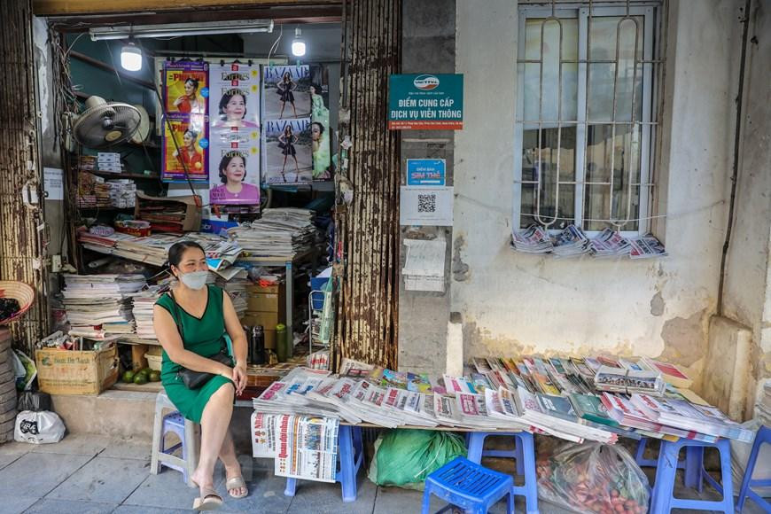 Chị Nguyễn Thị Phương Oanh, chủ sạp báo duy nhất trên phố Phan Huy Chú cho biết những năm gần đây số lượng người mua báo giấy càng lúc càng ít đi. (Ảnh: Minh Sơn/Vietnam+)