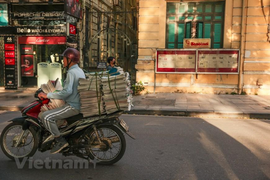 Sau khi sắp xếp, phân loại, báo giấy sẽ tỏa đi khắp ngõ ngách của Thủ đô để có thể đến tay người đọc trước 7 giờ sáng. (Ảnh: Minh Sơn/Vietnam+)