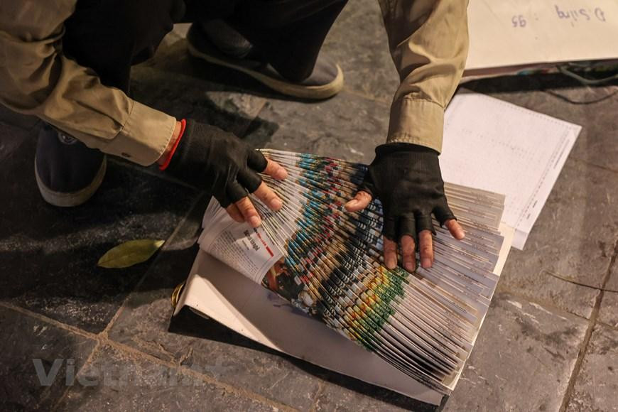 Ông Thuần cho hay trước đây báo giấy phát hành với số lượng rất lớn, ông cùng các đồng nghiệp rất vất vả để phân loại và giao báo. Nhưng đến giờ số lượng xuất bản giảm mạnh, báo giấy chủ yếu phục vụ các cơ quan, đoàn thể và những cá nhân đặt báo hàng ngày. (Ảnh: Minh Sơn/Vietnam+)