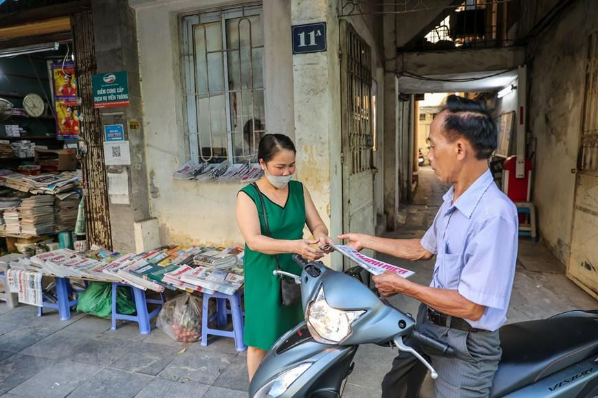 Chị Oanh chỉ duy trì bán như một nét văn hóa cho khách quen chứ để sống bằng sạp báo này rất khó. (Ảnh: Minh Sơn/Vietnam+)