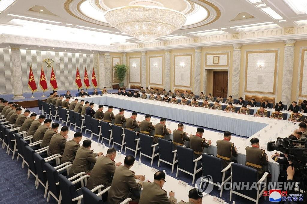 Ông Kim Jong-un họp với Quân ủy Trung ương ngày 21/6. Ảnh: Yonhap
