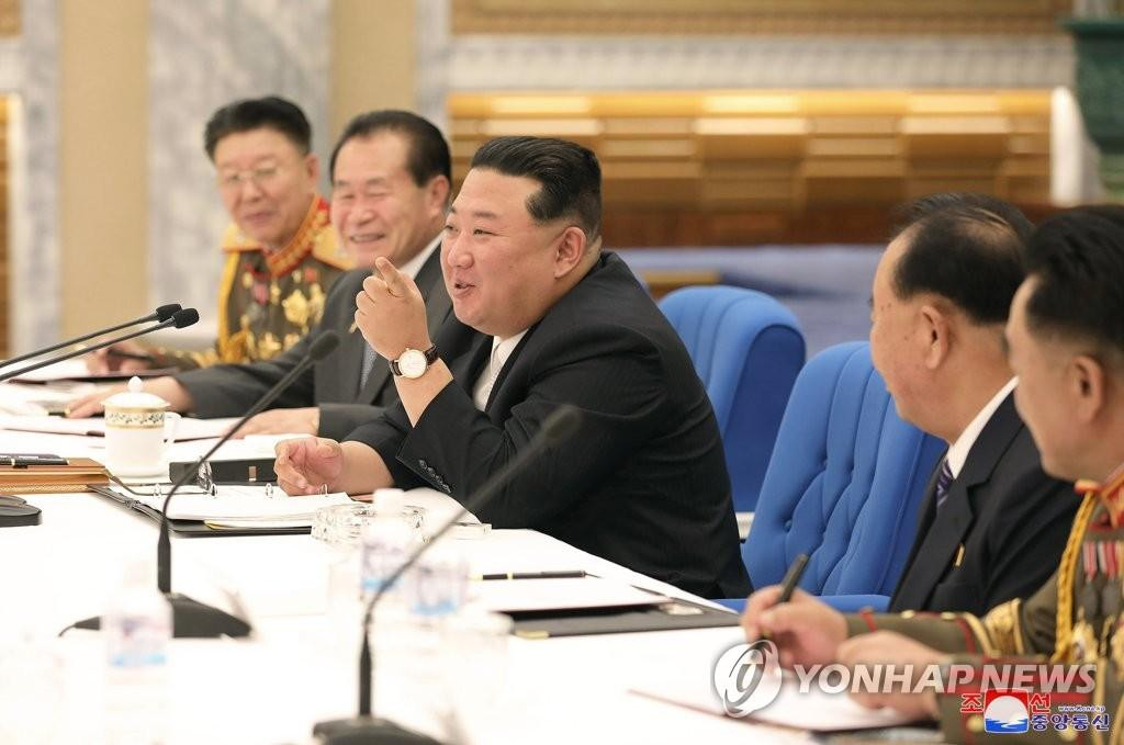 Ông Kim Jong-un tươi cười trong cuộc họp. Ảnh: Yonhap