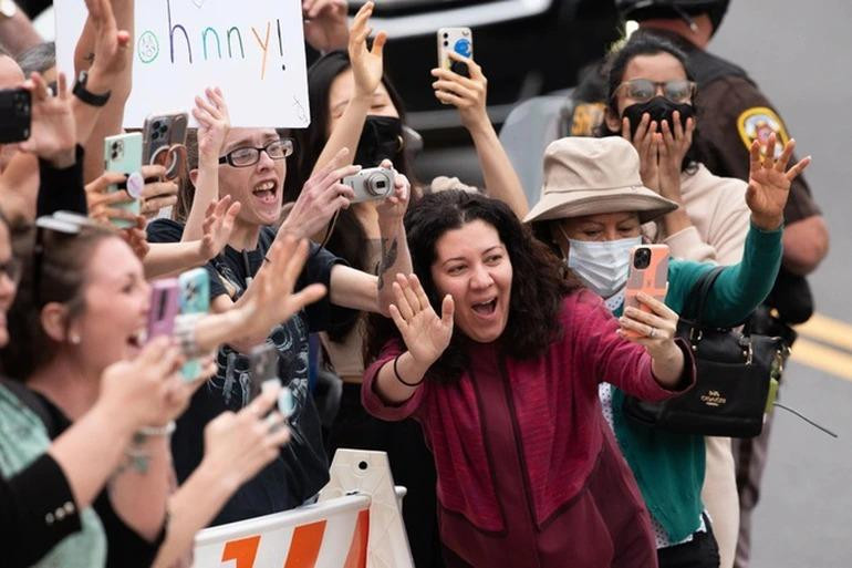 Chiến thắng của Johnny Depp so với vợ cũ chính là tình cảm của khán giả toàn cầu (Ảnh: AP).