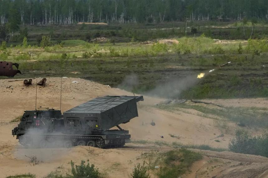 Hệ thống MLRS M270 của quân đội Anh trong cuộc tập trận ở Latvia hồi tháng 5. Ảnh: Reuters Hệ thống MLRS M270 của quân đội Anh trong cuộc tập trận ở Latvia hồi tháng 5. Ảnh: Reuters