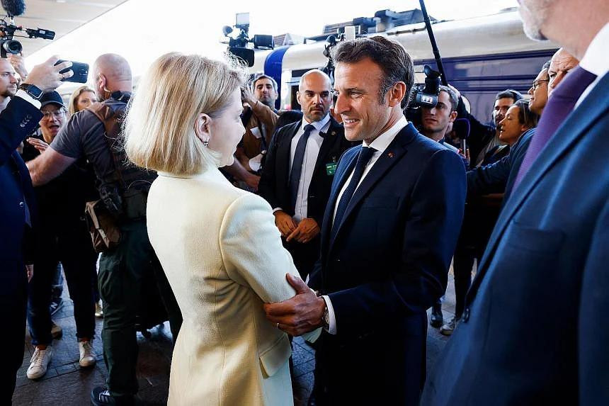 Tổng thống Pháp Emmanuel Macron được Phó Thủ tướng Ukraine Iryna Vereshchuk chào đón tại ga xe lửa ở Kiev ngày 16/6. Ảnh: EPA-EFE