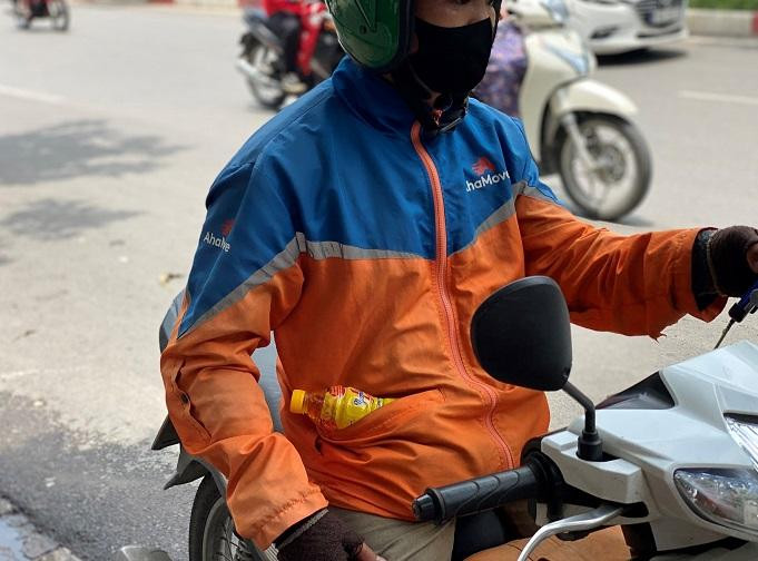 Bỏ túi một chai Number 1, shipper có người bạn hoá giải thách thức, nạp thêm năng lượng.