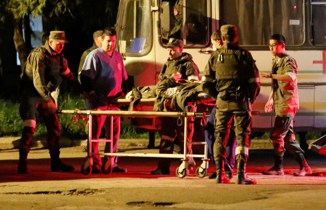 Các binh sĩ Ukraine bị thương được sơ tán khỏi nhà máy Azovstal hồi cuối tháng 5. Ảnh: Reuters Các binh sĩ Ukraine bị thương được sơ tán khỏi nhà máy Azovstal hồi cuối tháng 5. Ảnh: Reuters