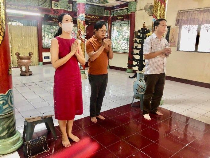 Lãnh đạo Hội Sân khấu TP HCM thắp hương tại "Nhựt Quang Tự" (Chùa Nghệ sĩ) Lãnh đạo Hội Sân khấu TP HCM thắp hương tại "Nhựt Quang Tự" (Chùa Nghệ sĩ)