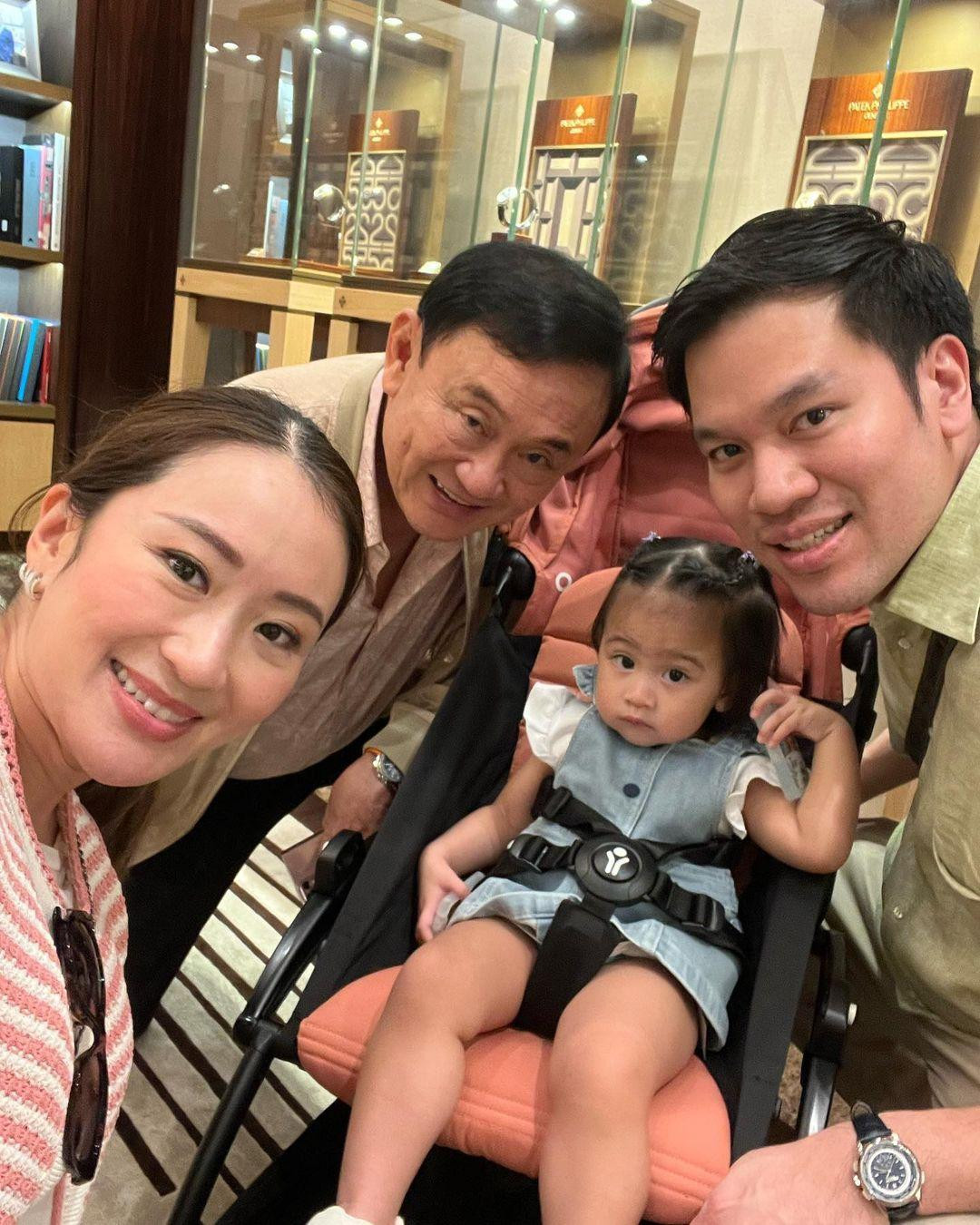 Ông Thaksin, 72 tuổi, bị lật đổ trong một cuộc đảo chính của quân đội vào năm 2006. Ông hiện đang chủ yếu sống ở Dubai (Các tiểu vương quốc Ả Rập thống nhất) để tránh phải ngồi tù ở Thái Lan vì tội danh tham nhũng mà theo ông là bị gán cho mình với động cơ chính trị. Ảnh: Instagram Ông Thaksin, 72 tuổi, bị lật đổ trong một cuộc đảo chính của quân đội vào năm 2006. Ông hiện đang chủ yếu sống ở Dubai (Các tiểu vương quốc Ả Rập thống nhất) để tránh phải ngồi tù ở Thái Lan vì tội danh tham nhũng mà theo ông là bị gán cho mình với động cơ chính trị. Ảnh: Instagram