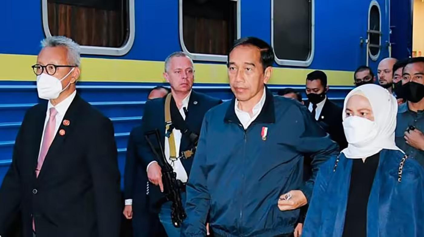 Ông Widodo và phu nhân đi tàu đến Kiev. Ảnh: Văn phòng Tổng thống Indonesia Ông Widodo và phu nhân đi tàu đến Kiev. Ảnh: Văn phòng Tổng thống Indonesia