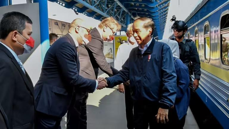 Ông Widodo và phu nhân đến Ukraine bằng tàu hỏa từ Ba Lan vào sáng 29/6.